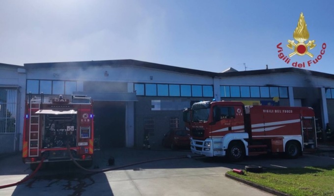 Incendio in azienda a Pavia, Vigili del Fuoco al lavoro