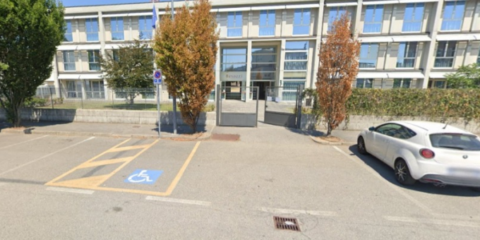 Spruzzano spray al peperoncino alla scuola media, soccorse sette persone