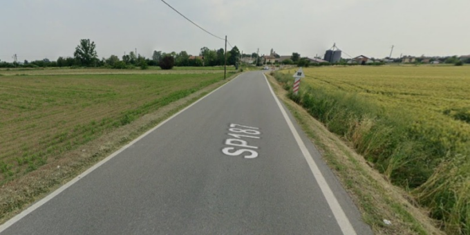 Aeromobile leggero si schianta a terra, veicolo in fiamme sulla Sp187