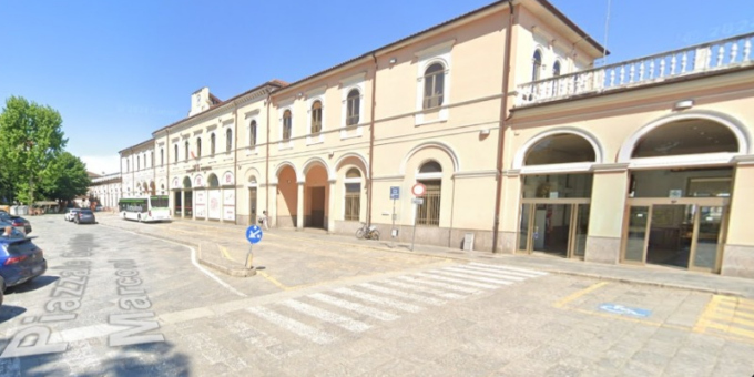 Alla guida senza patente e con documenti falsificati, conducente nei guai
