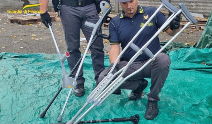 Giocattoli e dispositivi medici non sicuri, ma anche un deposito clandestino di “botti”