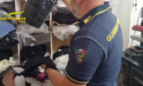 Stamperia clandestina di marchi contraffatti, sequestrati oltre 45 mila pezzi