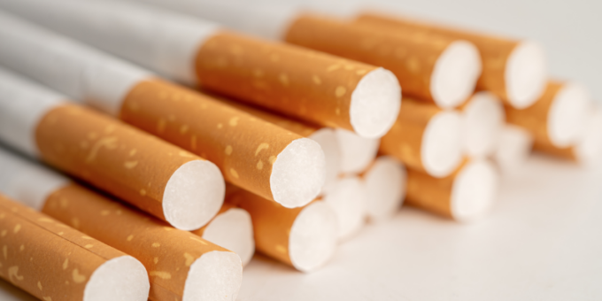 Spaccano il vetro del bar per rubare le sigarette, poi scappano via con il bottino