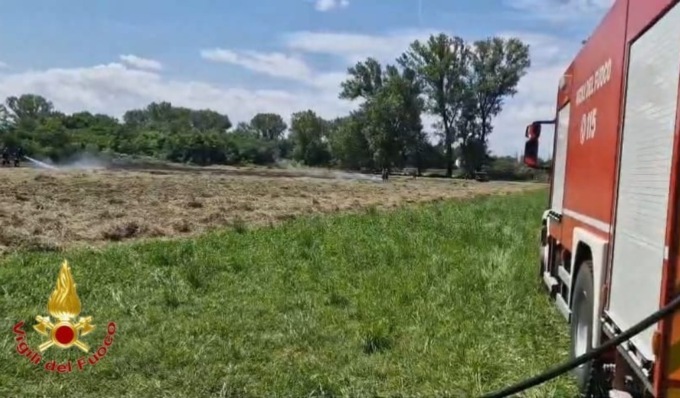Incendio a Miradolo Terme, a fuoco un campo di fieno