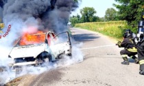 Incendio vettura a Stradella, Vigili del fuoco domano le fiamme