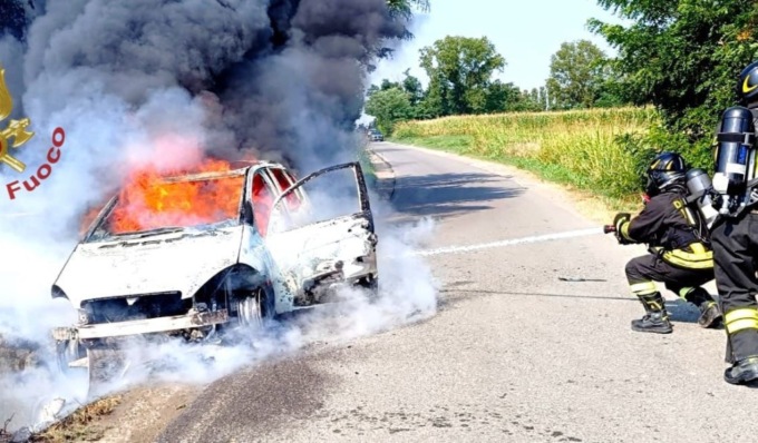 Incendio vettura a Stradella, Vigili del fuoco domano le fiamme