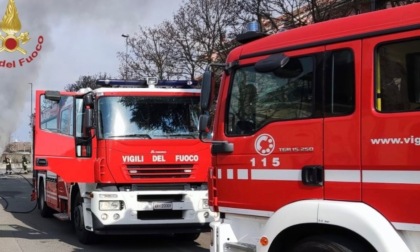 Camion prende fuoco alla periferia di Robbio, le fiamme partite dal motore