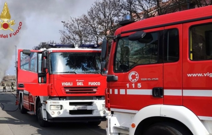 Camion prende fuoco alla periferia di Robbio, le fiamme partite dal motore