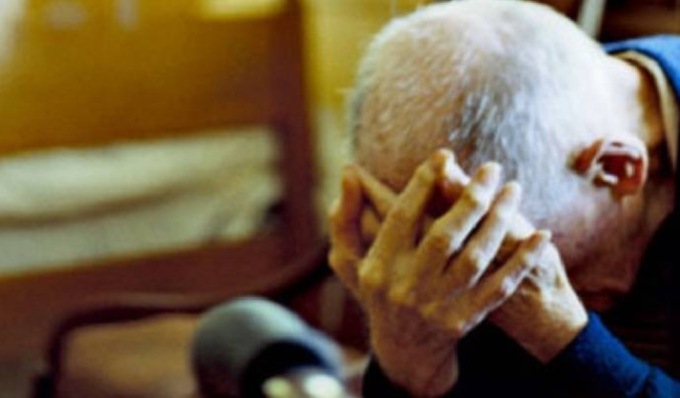 Appena scarcerato riprende a maltrattare e minacciare di morte gli anziani genitori