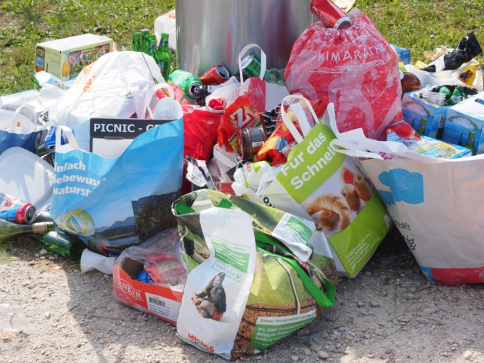 Fototrappole e controlli serrati, a Voghera vita dura per i “furbetti” dei rifiuti