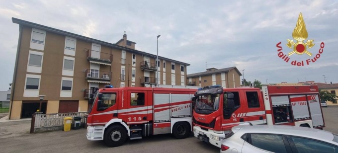Appartamento prende fuoco a Mortara, in fiamme alcune stanze