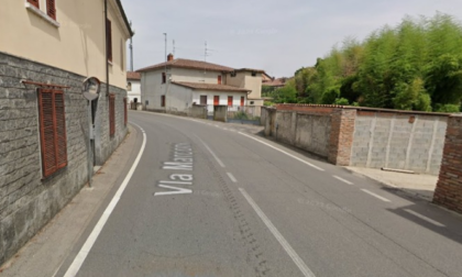 Violento scontro tra due auto all'ingresso del paese, 4 persone coinvolte