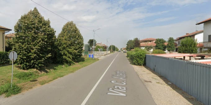 Ferito si aggira nudo per strada, trasportato in Ospedale in ambulanza