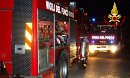 Corto circuito al frigorifero e scoppia l'incendio in casa, il sindaco ospita famiglia sfollata