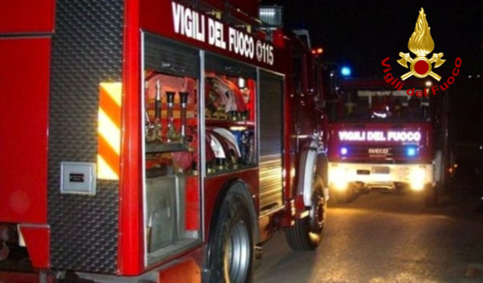 Canna fumaria intasata, scoppia l’incendio: vigili del fuoco al lavoro diverse ore per domare le fiamme