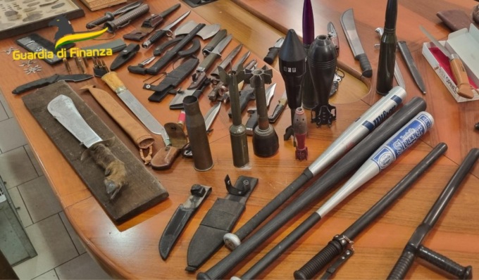 In casa una collezione di armi belliche (che vendeva online) ma anche animali impagliati e reperti archeologici