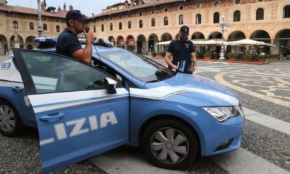 Ubriaco si presenta in Questura: "Ridatemi le mie chiavi", poi minaccia i poliziotti e sfascia gli arredi