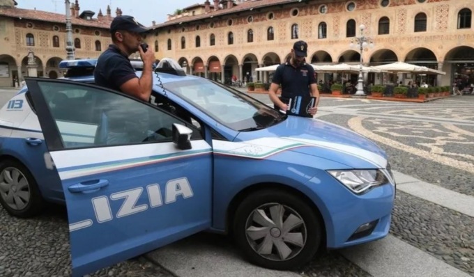 Ubriaco si presenta in Questura: “Ridatemi le mie chiavi”, poi minaccia i poliziotti e sfascia gli arredi
