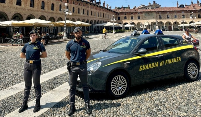 Tra i dipendenti quattro lavoratori in “nero” e clandestini, guai per un commerciante