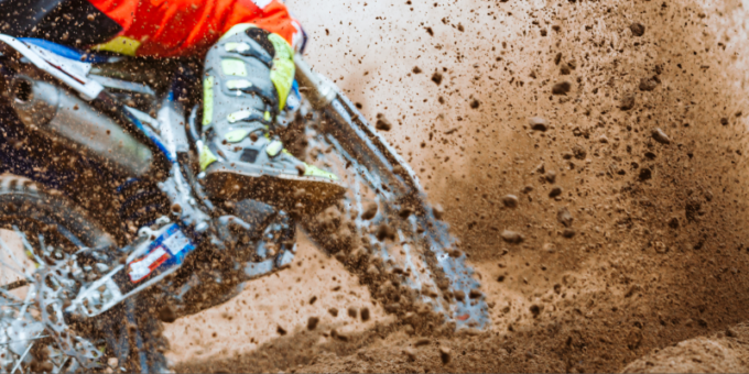 Forzano il furgone e rubano due moto da cross da 15mila euro, poi si danno alla fuga