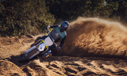 Motociclista 19enne cade sulla pista da motocross a Dorno, trasportato al San Matteo