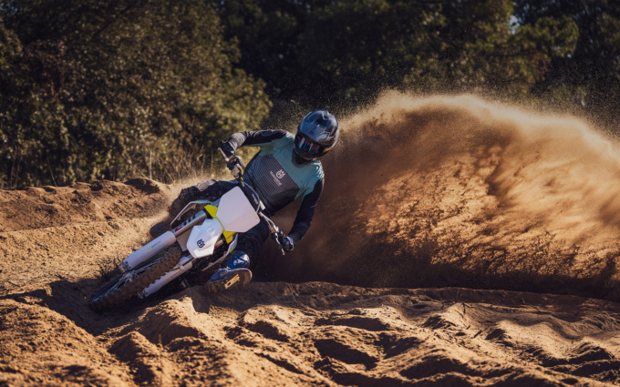 Motociclista 19enne cade sulla pista da motocross a Dorno, trasportato al San Matteo