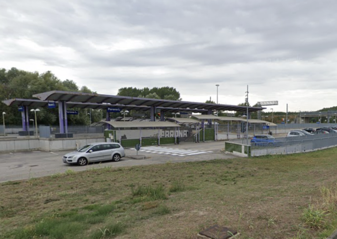 Aggredito davanti alla stazione di Parona, 24enne in ospedale dopo la rissa