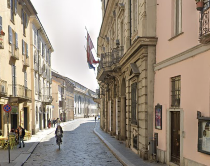 Investita da un’auto davanti al Teatro Fraschini a Pavia, ciclista 29enne in ospedale