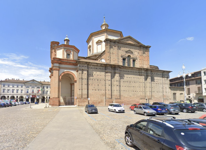 Violenta rissa in centro a Voghera, feriti due fratelli 30enni