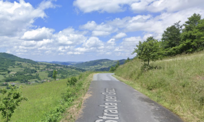 Esce di strada con l'auto sulle montagne dell'Oltrepò Pavese, 60enne via in eliambulanza