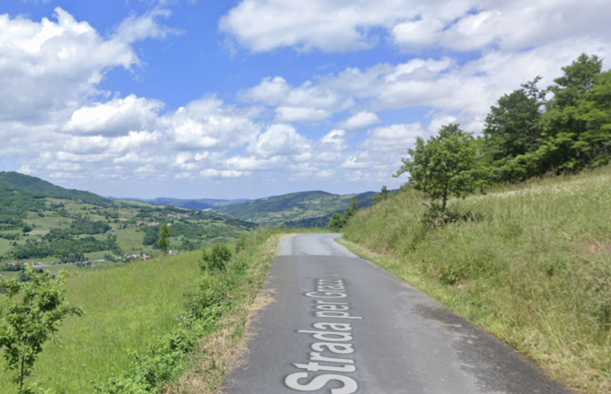 Esce di strada con l’auto sulle montagne dell’Oltrepò Pavese, 60enne via in eliambulanza