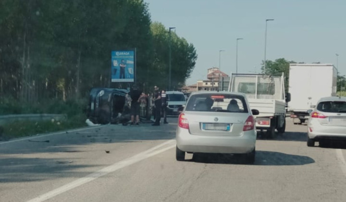 Dopo lo schianto l’auto si ribalta, un ferito in ospedale in elisoccorso