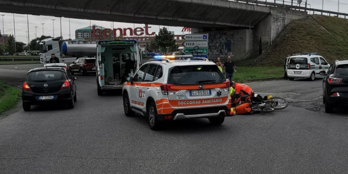 Ciclista cade dalla bici, 69enne trasportato in Ospedale per il trauma cranico