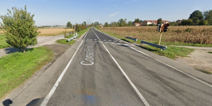 Si schianta con l’auto contro il semaforo, tra i feriti anche un bambino di 4 anni