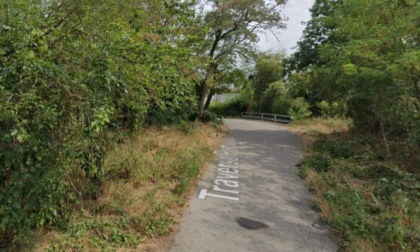 Sfonda il guard rail e finisce in acqua, conducente 48enne perde la vita