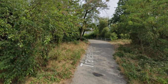 Sfonda il guard rail e finisce in acqua, conducente 48enne perde la vita