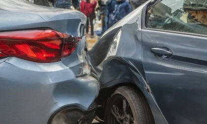 Insegue in auto la ex, la tampona più volte poi la minaccia con un coltello