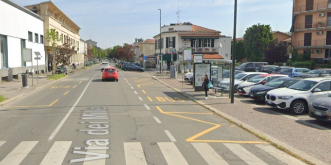 Investito mentre aspettava il bus alla fermata, 51enne in Ospedale