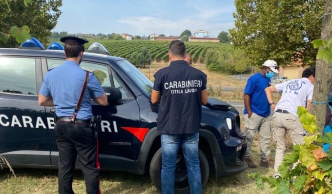 Caporalato nelle aziende agricole, 11 lavoratori in nero e 5 titolari denunciati