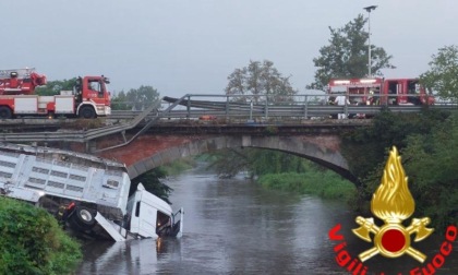 Incidente a Copiano, camion carico di suini esce di strada e finisce nel canale