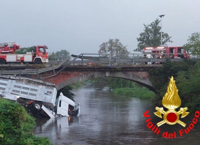 Incidente a Copiano, camion carico di suini esce di strada e finisce nel canale