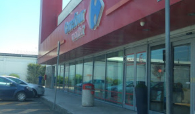 Furgone come ariete contro la vetrata del supermercato, ladri via con la cassaforte