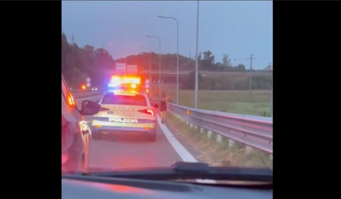 Ubriaca, cammina in Tangenziale Ovest e si scatta selfie: bloccata dalla Polizia Stradale