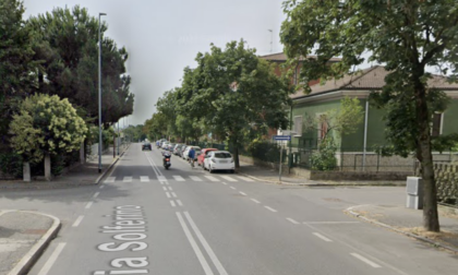 Scontro tra un motorino e un'auto a Pavia, 15enne ferito