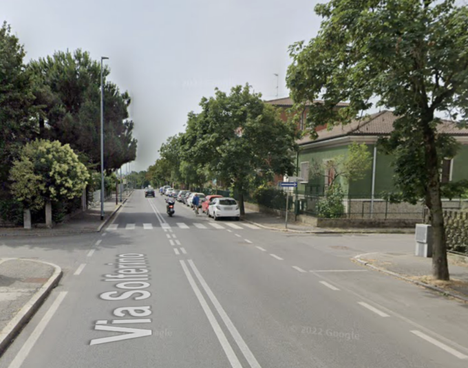 Scontro tra un motorino e un’auto a Pavia, 15enne ferito