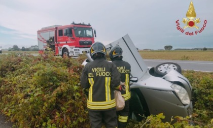 Finisce con l'auto in un fosso, conducente 52enne incastrata nell'abitacolo