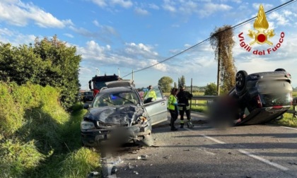 Schianto tra tre auto, una si ribalta: quattro feriti tra cui un 12enne