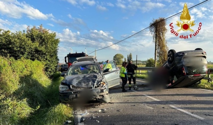 Schianto tra tre auto, una si ribalta: quattro feriti tra cui un 12enne
