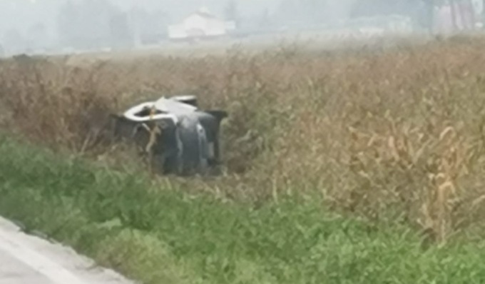 Esce di strada e si ribalta in un campo, 60enne in ospedale