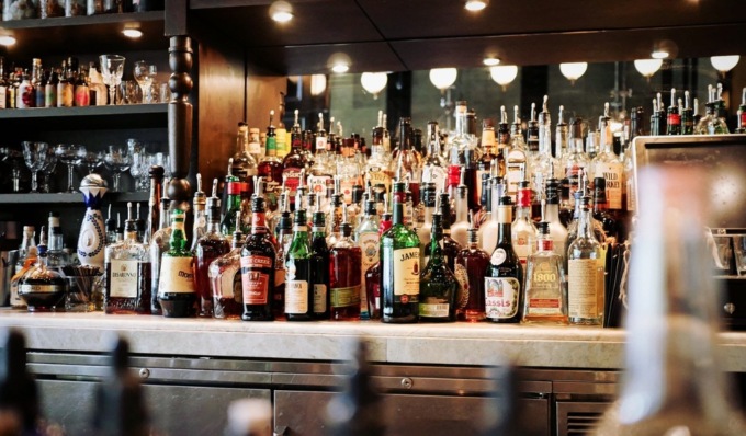 Vende bevande in bottiglie di vetro in orario notturno, multa per titolare e due clienti